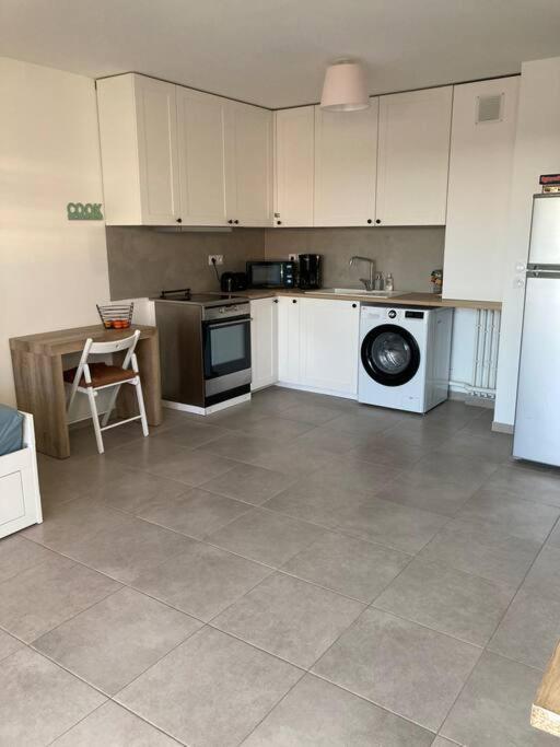 Appartement Rdc Avec Parking Prive La Fare-les-Oliviers Exterior photo